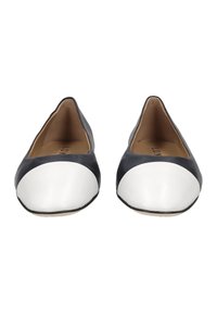 Schwarz-weiße Lederballettschuhe mit abgerundetem Zehenbereich und glatter Textur. Verfügt über eine breite weiße Zehenkappe, die sich stark vom dunklen Körper abhebt.