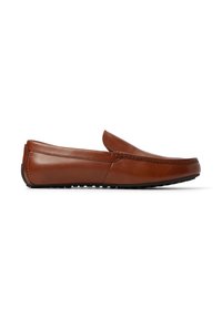 Mocasines de cuero marrón con un acabado suave, que presentan una punta redondeada y detalles de costura sutiles. La suela tiene un patrón de agarre texturizado.
