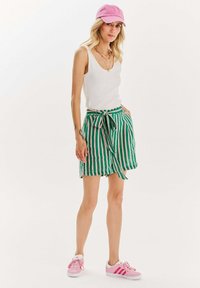 NAOKO PEPPERMINT - Šortky - green