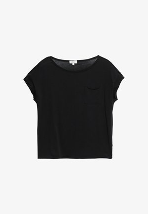 Czarna koszulka z krótkim rękawem o luźnym kroju, z małą kieszonką na piersi i okrągłym dekoltem, metka widoczna na kołnierzu.