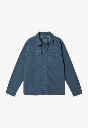 Mørkeblå, knap-til-jakke lavet af bomuld. Har to brystlommer med knappede klapper og en spids krave. Glat tekstur, afslappet design.