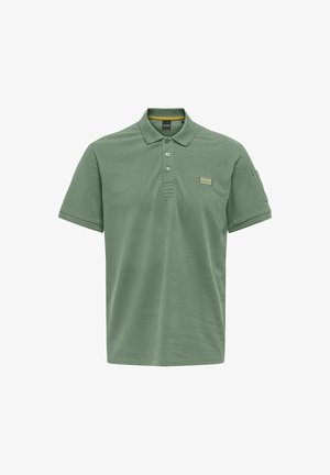 Polo-Shirt aus gedämpftem grünen Baumwollstoff, mit Kragen, drei Knöpfen und einem gestickten Etikett auf der Brust. Kurzarm.