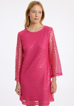 Roze paillettenjurk met een ronde halslijn en driekwartmouwen, met een textuur en een cirkelpatroon overal.