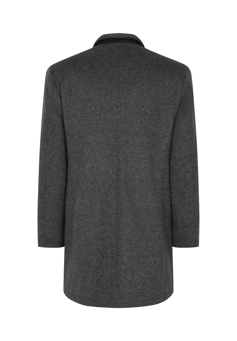Cappotto grigio strutturato realizzato in tessuto testurizzato. Presenta un colletto a baguette e maniche a tre quarti, con un design posteriore pulito e minimalista.