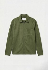 Olivengrønn langermet glidelåsjakke med krage og brystlomme, laget av mykt semsket materiale.