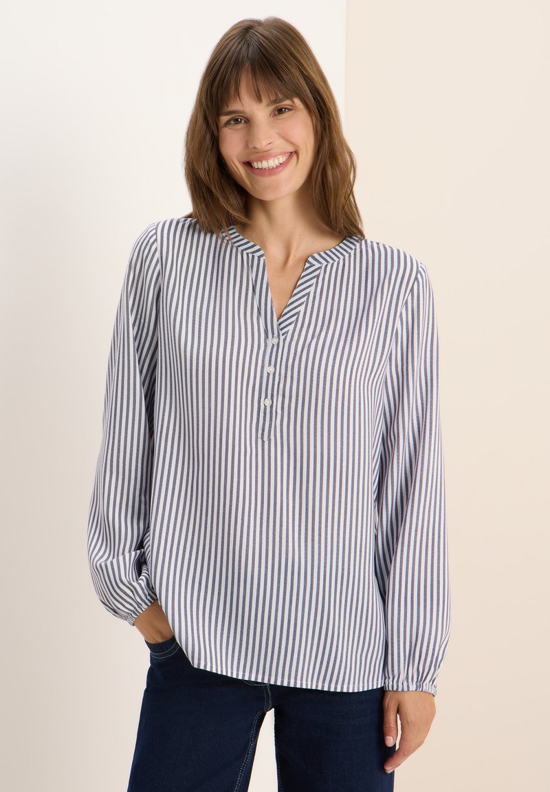 Blusa a righe blu e bianca, caratterizzata da un collo a V, bottoni davanti, maniche lunghe e una vestibilità morbida. Tessuto morbido con una texture leggera.