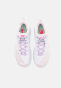 Nike sneakers i hvid, lys pink og lavendel med en mesh-overdel, snørebåndslukning, polstret krave og et fremtrædende pink logo.
