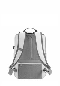 Zaino con una combinazione di colori grigio e bianco, spallacci imbottiti, texture in rete sul retro, tasca frontale con zip e maniglia superiore per il trasporto.