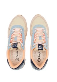 Beige und blaue Sneakers aus strukturiertem Material, mit rosa Akzenten und weißen Schnürsenkeln. Verfügt über eine Gummisohle und ein Markenlogo auf der Zunge.