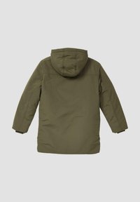 Olive green insulated parka z kapturem, długimi rękawami i prostym krojem. Charakteryzuje się gładką fakturą i minimalnymi detalami przeszyć.