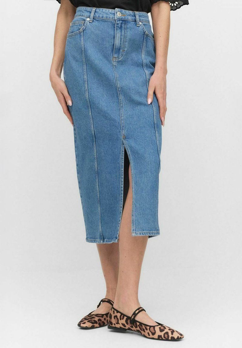 Denim blyertkjol i medelblått med en framslit, synlig sömdetaljering och hög midja. Kombinerad med lägenheter i leopardmönster.