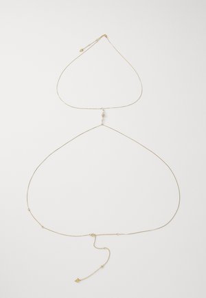 Auksinės spalvos sluoksniuota kaklo grandinėlė su subtiliais grandinės ryšiais, kurią puošia maži akcentai ir trikampio pakabutis, sukurtas asimetriškos formos.