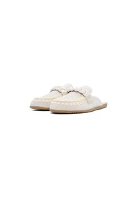 Mocassini slip-on beige chiaro con accenti intrecciati, dettagli cuciti, morbido materiale scamosciato e suola in gomma piatta.