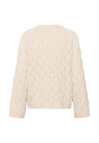 Pull en maille beige avec un motif en câble texturé, coupe courte et manches longues. Il présente un col rond et un ourlet côtelé.