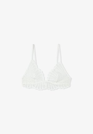 Bralette de encaje blanco con bordes festoneados y patrones florales, con tirantes finos ajustables y diseño de copa triangular.