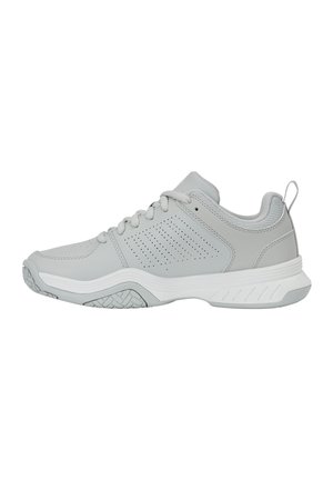 Chaussure de sport gris clair avec laçage à l'avant, panneaux latéraux perforés, col matelassé et semelle blanche texturée.