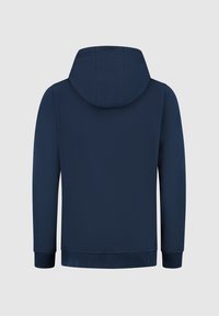 Marineblauwe hoodie met een pullover ontwerp, zachte textuur, kangoeroezak, ribgebreide boorden en zoom. Heeft een afgeronde capuchon.