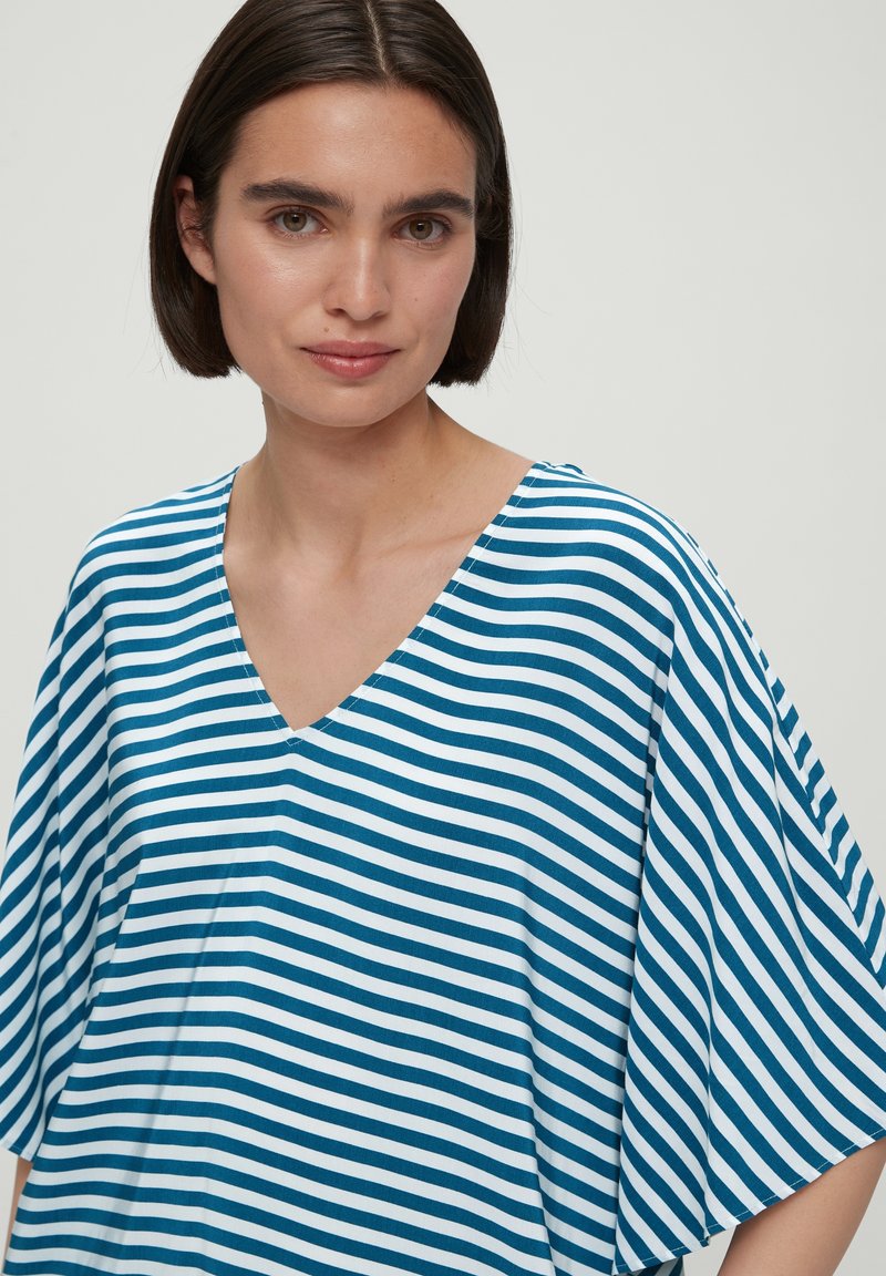 Gestreepte V-hals shirt in blauw en wit, met een losse pasvorm en brede mouwen. Zachte stof met een gladde textuur.