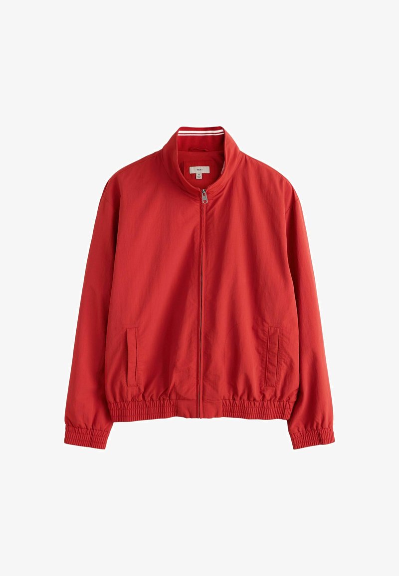 Veste rouge zippée avec col montant, poignets et ourlet élastiques, et deux poches latérales, présentée sur fond blanc.