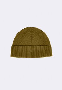 Olivengroene gebreide beanie met een geribbelde textuur en een omgeslagen rand, voorzien van een eenvoudig logo-accent aan de voorkant.