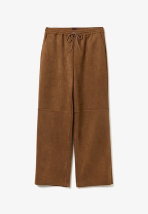 Pantaloni larghi marroni realizzati in materiale morbido, con vita elastica e coulisse, e dettagli delle cuciture in vista. Texture liscia.