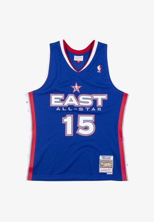 Maglia da basket blu con accenti rossi, con scritta "EAST ALL-STAR", numero del giocatore 15 e texture a rete. Logo NBA sulla spalla e etichetta sul fondo.