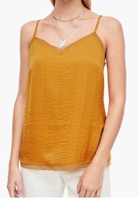 Top cami jaune moutarde avec une texture froissée, dentelle le long de l'encolure et de l'ourlet, straps fins et ajustables, et une coupe ample.