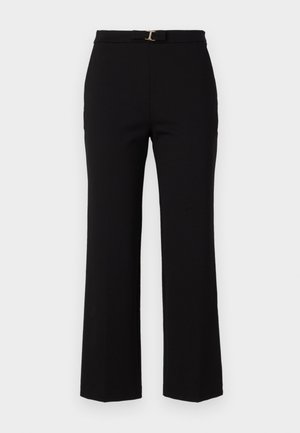 Sorte, høy midje bukser laget av glatt stoff, med et belte med en gullspenne og en utsvingt ben design.