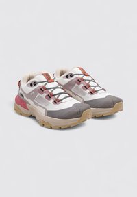 Zapatillas deportivas ligeras con una combinación de colores en blanco, gris y rosa. Superior texturizado, cuello acolchado y suela de goma duradera para mayor tracción.
