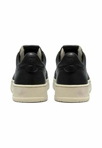 Sneakers in pelle nera con un design di altezza media, dotate di una suola in gomma beige a contrasto e sottili accenti sul tallone.