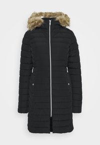 Svart vadderad jacka med dragkedja framtill, sidfickor och avtagbar fuskpälsdetalj på huvan. Har quiltad design och en midjelång skärning.