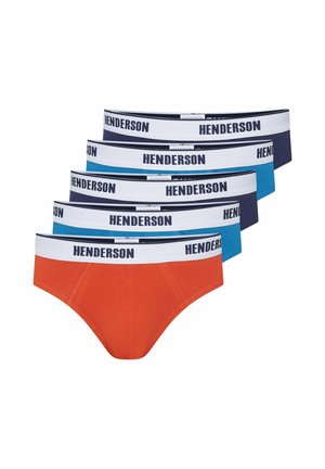 Pięć męskich majtek w kolorach granatowym, turkusowym i pomarańczowym z białymi gumkami w pasie z logo "HENDERSON" w ciemnoniebieskich literach.
