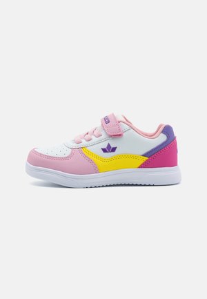 Baskets avec un dessus en cuir blanc et des accents roses, jaunes et violets. Comprend une sangle en velcro et une semelle en caoutchouc texturée.
