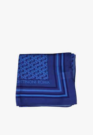 Sciarpa di seta blu piegata con motivo ricorrente a "G" e testo "Gattinoni Roma" vicino al bordo, con strisce blu di varia tonalità attorno al bordo.
