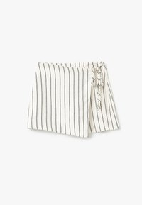 Hvid omslagsnederdel med sorte lodrette striber, blød stofstruktur, bundet i taljen med en enkel knude, funktionelt og afslappet design.