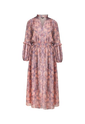 Femme portant une robe midi à manches longues boutonnée, rose et violette à motifs floraux, avec des détails à volants et des talons ouverts dorés.