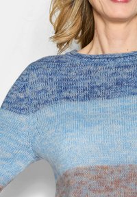 Maglione a maglia con una sfumatura di blu chiaro e toni di blu, con una finitura testurizzata. Design a girocollo con maniche corte e bordo a costine.