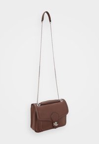 Brązowa skórzana torba na ramię o strukturalnym kształcie, z łańcuszkowym paskiem i srebrno-tonowym okuciem, na przodzie z logo "RLL".