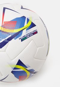 Pallone da calcio bianco con superficie testurizzata, caratterizzato da design geometrici blu, rossi e gialli. Il testo recita "PALLONE UFFICIALE SERIE A STAGIONE 2024/2025."