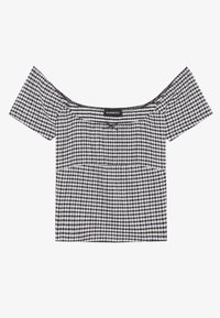 Svart-hvitt rutet off-shoulder topp med korte ermer, med et samlet design og et merke ved halslinjen.
