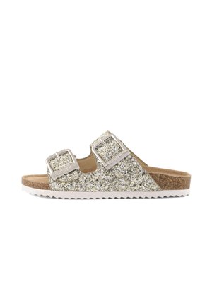 Šľapky na platforme so striebornými trblietavými dvoma remienkami, veľkými obdĺžnikovými kovovými prackami, korkovou stielkou a bielou ryhovanou podrážkou.