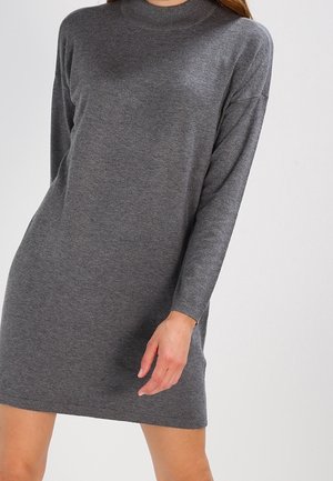 Abito grigio a maglia con scollatura alta, maniche lunghe e vestibilità rilassata, caratterizzato da una superficie liscia e polsini e orlo a coste.
