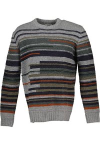 Pull en maille gris avec des bandes horizontales bleu foncé, vert, orange et gris. Col rond et ourlet côtelés, texture de fil de grosseur moyenne.