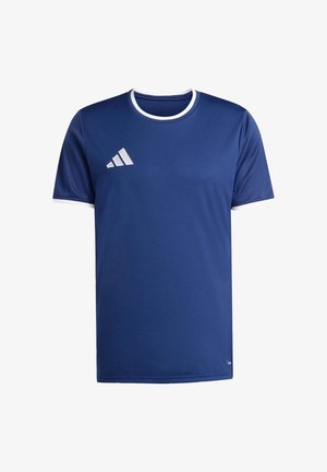 Niebieska sportowa koszulka wykonana z gładkiej tkaniny, z okrągłym dekoltem wykończonym białą lamówką oraz białym logo Adidas po lewej stronie klatki piersiowej.