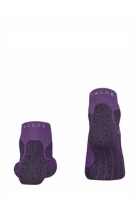 Para fioletowych skarpetek do kostek z czarnymi teksturowanymi miejscami chwytającymi oraz oznaczeniem "FALKE" na mankietach, pokazanych z tyłu i od spodu.