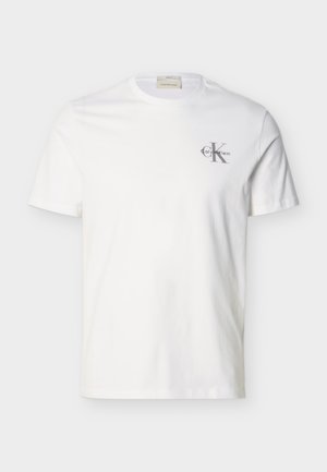 Biała bawełniana koszulka z krótkim rękawem z małym szarym logo „Calvin Klein” na lewej piersi, o okrągłym dekolcie i regularnym kroju.