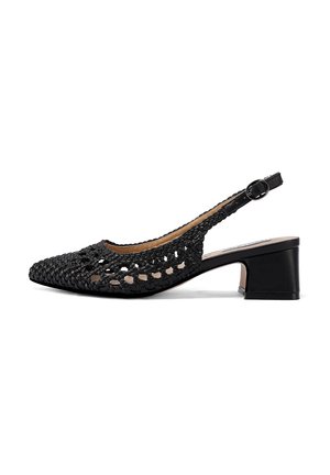 Scarpa slingback intrecciata nera con punta affilata, ritagli scoperti e tacco basso a blocco. Presenta una cinghia regolabile e una soletta liscia.