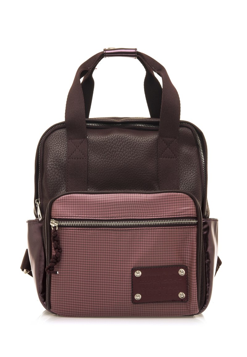 Zaino in pelle marrone con una finitura texturizzata, dotato di una tasca frontale con zip in un motivo scozzese bordeaux e doppio manico superiore.