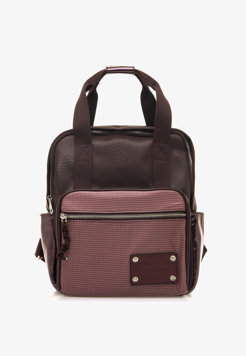 Mochila de cuero marrón con un acabado texturizado, que cuenta con un bolsillo frontal con cremallera en un patrón de cuadros burdeos y asas dobles en la parte superior.