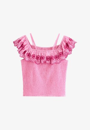 Różowy marszczony top typu crop z cienkimi regulowanymi ramiączkami i odkrytymi ramionami z falbaną, ozdobiony haftowanymi wzorami kwiatowymi.